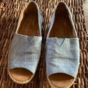 TOMS Women’s size 5.5 light blue denim peep toe espadrilles